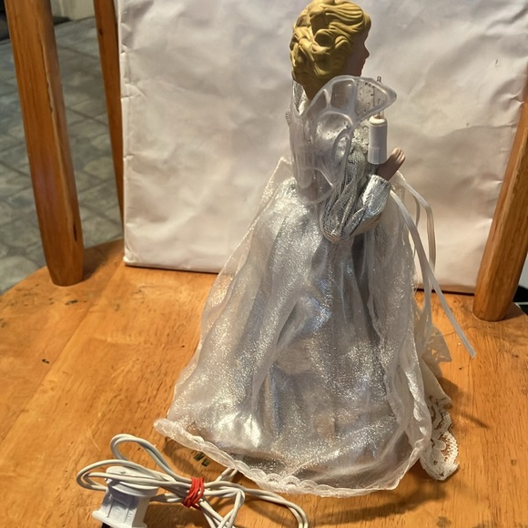 New, but no box. Lovely 10” angel tree topper which lights up n blinks. Perfect - Picture 3 of 9